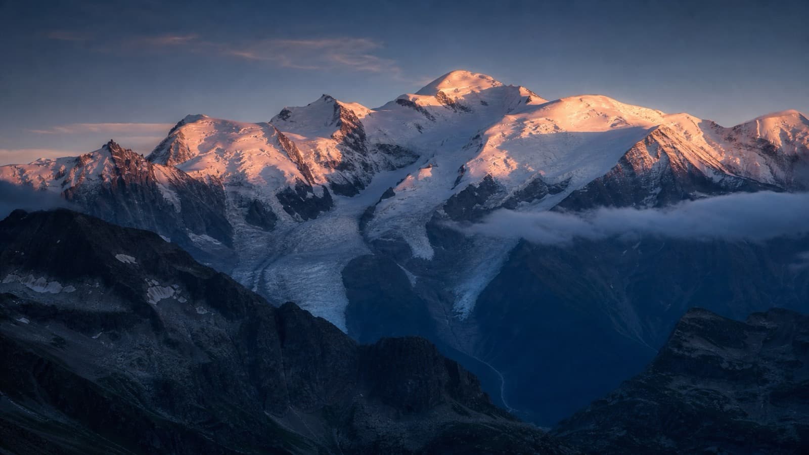 Besneeuwde top van de Mont Blanc bij zonsopgang